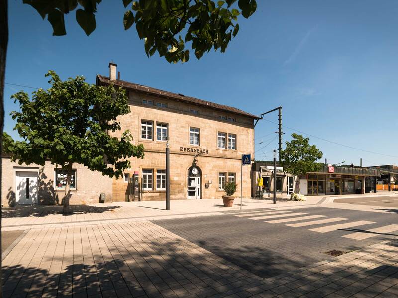 Außenansicht des Bahnhofsgebäudes in Ebersbach