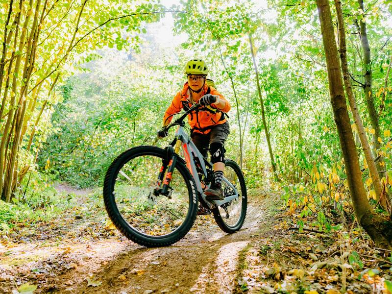 Radfahrerin auf der Ebertrail Mountainbikestrecke