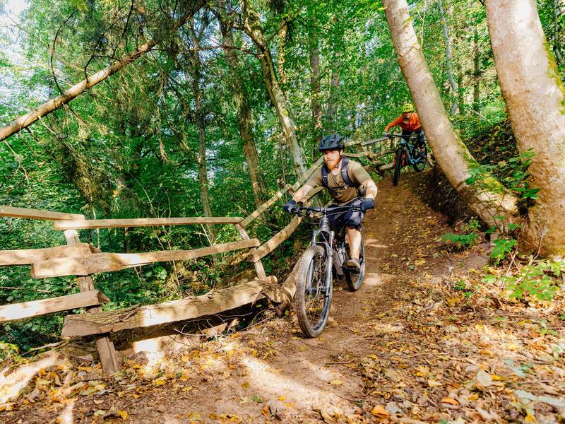 Zwei Radfahrer hintereinander auf der Ebertrail Mountainbikestrecke