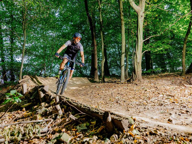 Ein Radfahrer in einer Kurve der Ebertrail Mountainbikestrecke