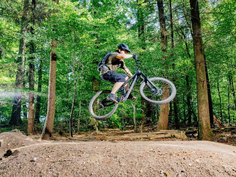 Ein Radfahrer bei einem Sprung mit deinem Mountainbike auf der Ebertrail Mountainbikestrecke