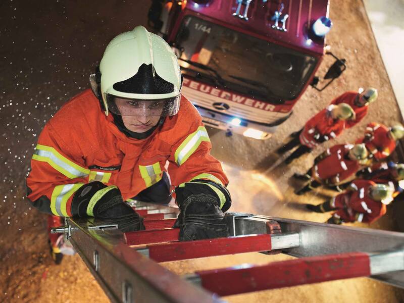 Feuerwehrmann der Freiwillige Feuerwehr Ebersbach an der Fils auf einer Leiter im Einsatz