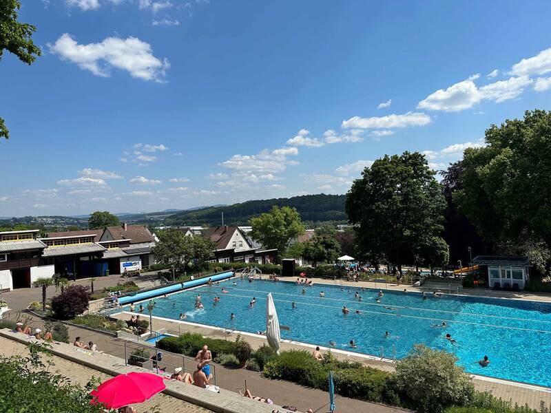 50-Meter-Becken des Ebersbacher Waldhöhenfreibad mit vielen Besuchern an einem sonnigen Juni-Sonntag