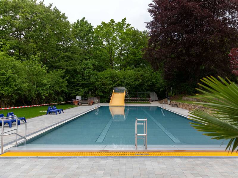 Nichtschwimmerbecken mit breiter Rutsche im Ebersbacher Waldhöhenfreibad 