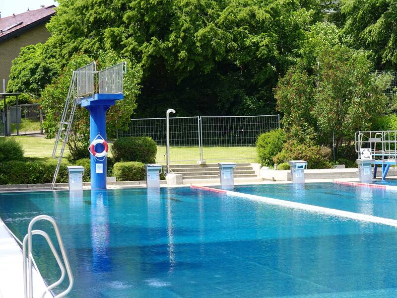 50-Meter-Becken und 3-Meter-Sprungturm im Ebersbacher Waldhöhenfreibad 