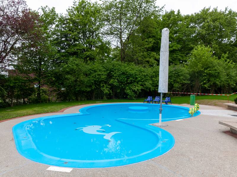 Waldhöhenfreibad Kleinkinderbecken mit zusammengeklappten Sonnenschutz