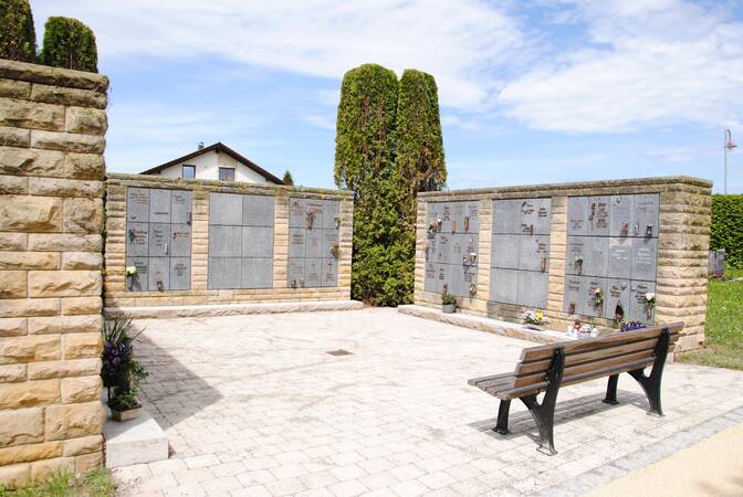 Urnennischen auf einem Friedhof in Ebersbach