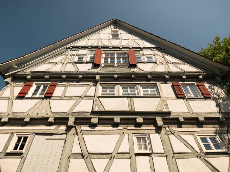 Blick von unten auf das Stadtmuseum Alte Post