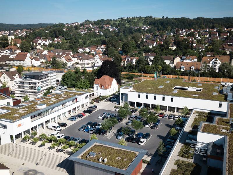 Luftaufnahme von Ebersbach mit dem KauffmannAreal im Vordergrund und dem bebauten Hang nördlich der Bahnlinie im Hintergrund