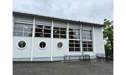 Außenansicht der Hardtschulturnhalle mit großer Fensterfront