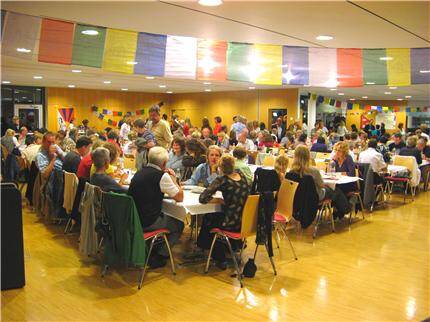 Raum im Haus Filsblick mit Tisch und Stühlen und Besuchern