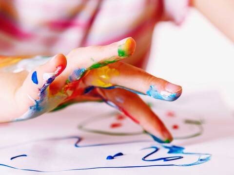 Kind malt mit den Fingern