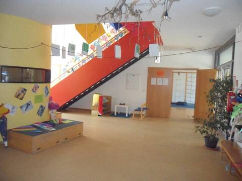 Rote Treppe im Eingangs- und Garderobenbereich in der  DRK Kita Filsblick
