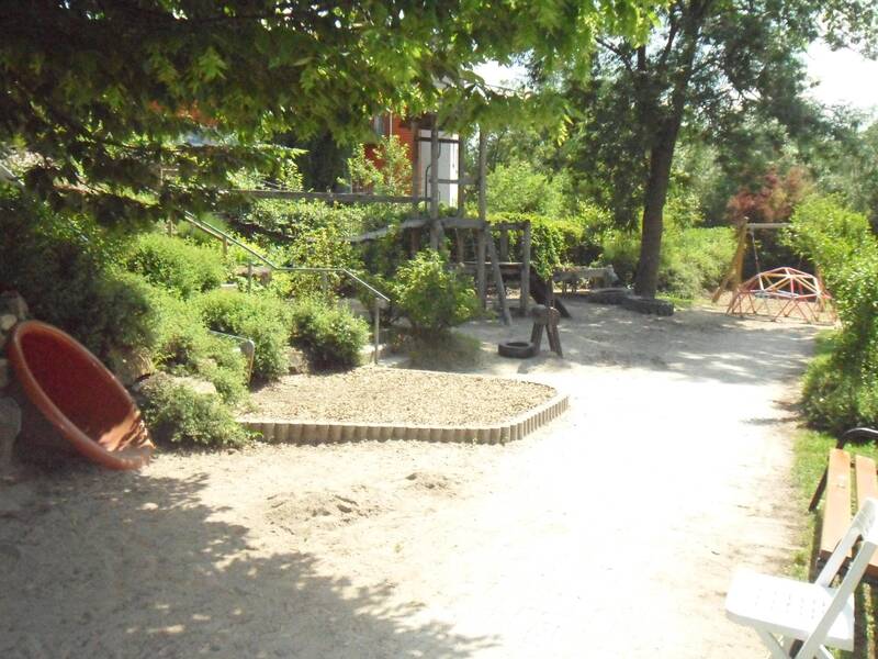 DRK Kita Filsblick Garten mit Klettergerüst und Schaukel im Hintergrund