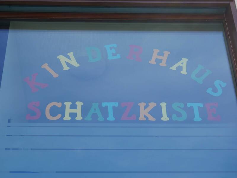 Fensterbemalung mit dem Schriftzug Kinderhaus Schatzkiste