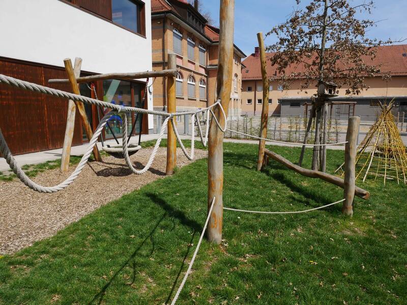 Nestschaukel und Kletterspielgerät mit Seilen im Garten des Kinderhaus Schatzkiste