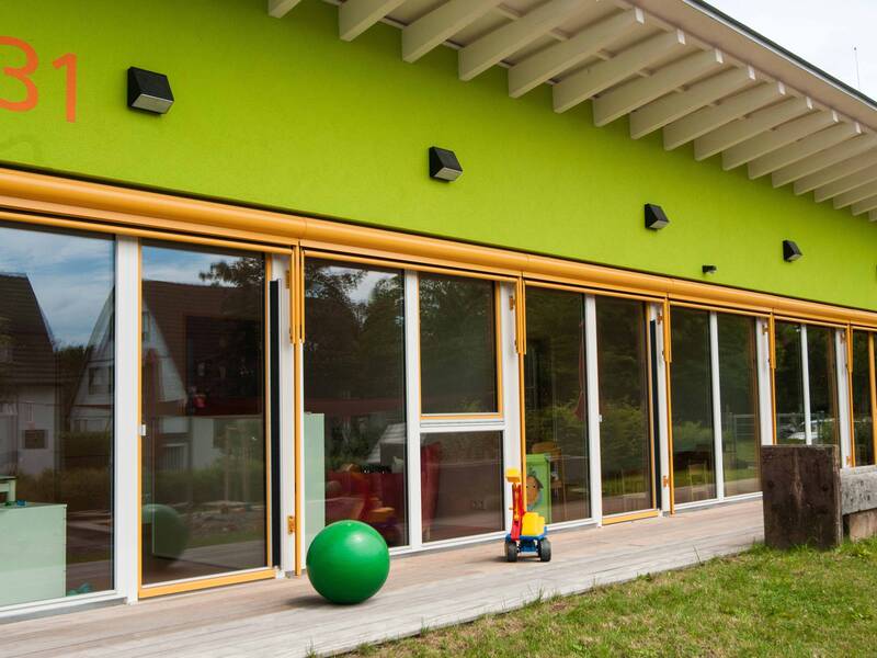 Terrasse der Evangelischen Kinderkrippe Zwergenstüble mit einem daraufliegenden grünen Ball