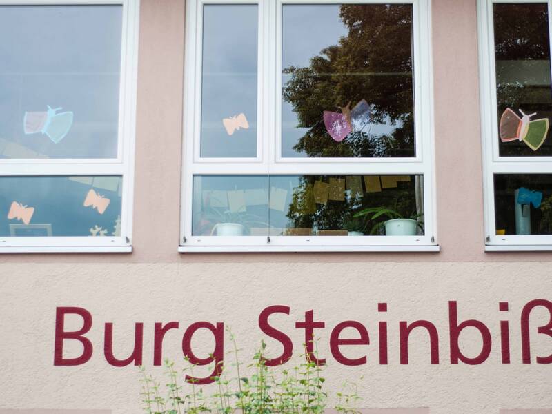 Fassade des Kindergarten Burg Steinbiss mit Schriftzug Burg Steinbiss