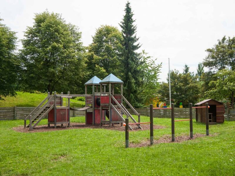 Kletterelement mit Rutsche auf dem Spielplatz des Kindergarten Burg Steinbiss