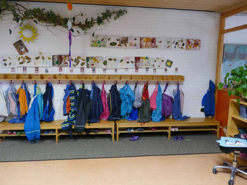 Garderobenbereich mit vielen hängenden Kinderjacken im Kindergarten Pusteblume Weiler
