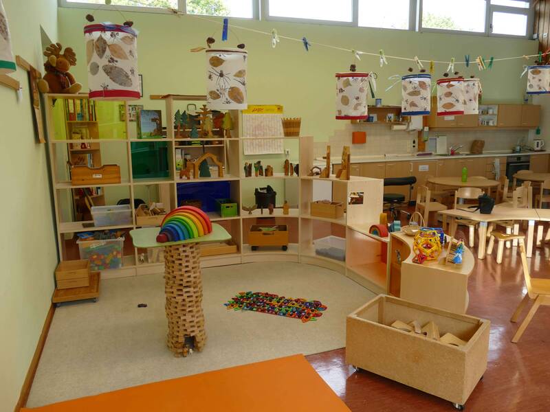 Gruppenraum im Kindergarten Pusteblume Weiler mit Tischen, Regalen und viel Spielzeug