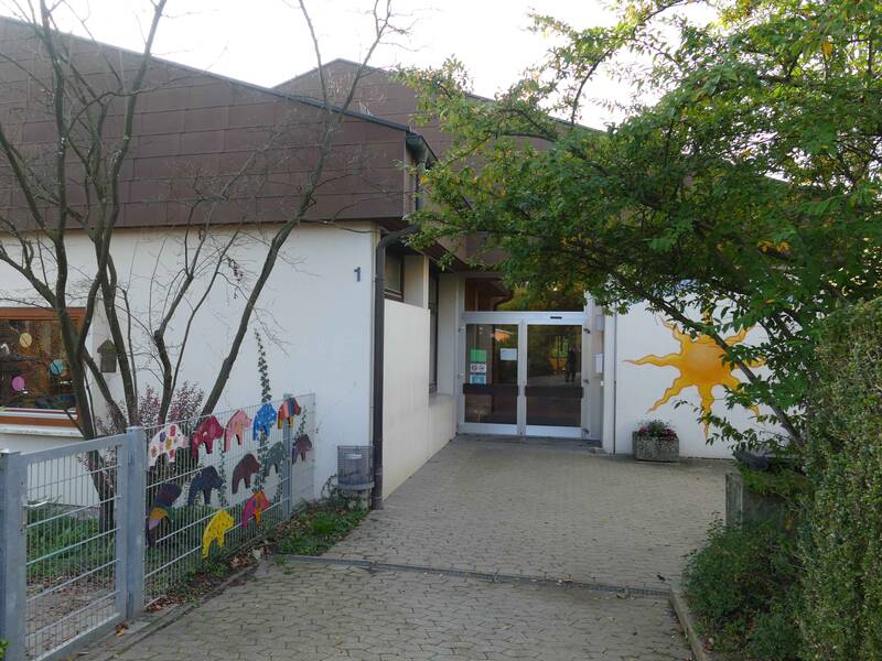 Kindergarten Sonnenschein Bünzwangen Außenansicht mit Eingangstür