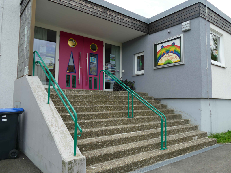 Treppe vor dem Kindergarten Unterm Regen Sulpach und Eingangstür