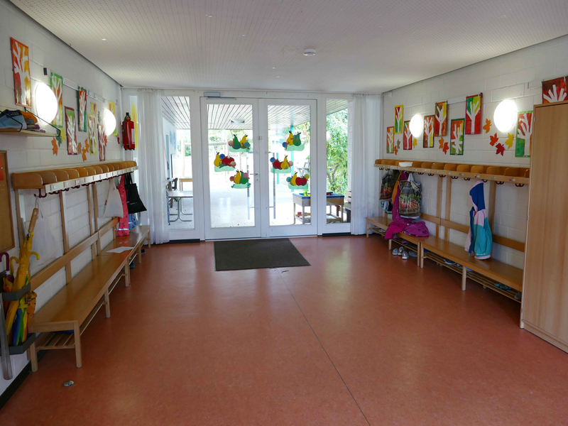 Eingangsbereich mit Garderoben und Sitzbänken im Kindergarten Unterm Regen Sulpach 