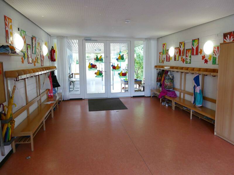 Eingangsbereich mit Garderoben und Sitzbänken im Kindergarten Unterm Regen Sulpach 