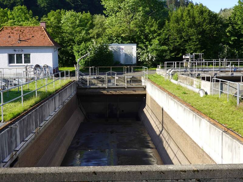 Kläranlage Ebersbach an der Fils mit Becken im Vordergrund