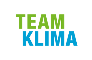 Logo von Team Klima in Großbuchstaben mit oben dem Wort Team in grün und darunter dem Wort Klima in blau