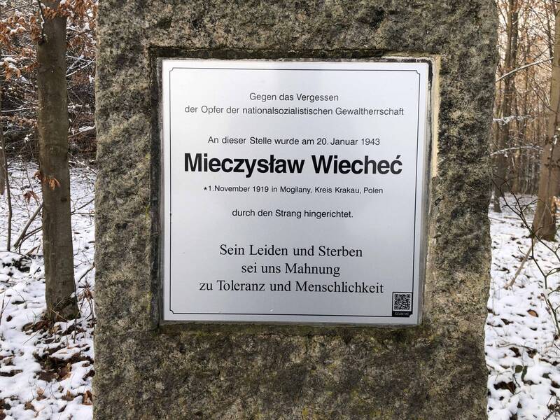 Informationstafel am Mahnmal zu Ehren von  Mieczyslaw Wiechec