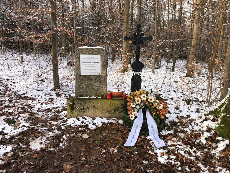 Mahnmal zu Ehren von  Mieczyslaw Wiechec im Schnee mit niedergelegten Kranz