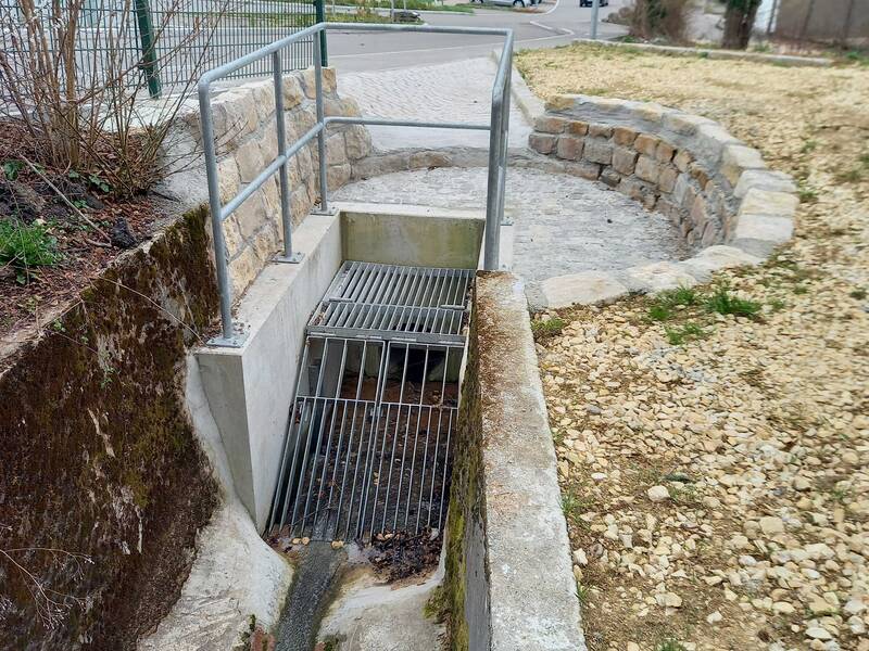 Befestigte Wasserableitung am Freibadbach in Ebersbach