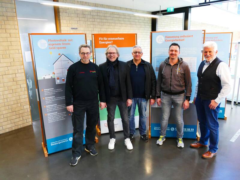 Harry Leinweber, Feuergalerie; Norbert Behringer, Architekt; Joachim Händle, Haustechnik-Planer; Ralf-Fischer, TK-Energietechnik GmbH; Roland Albig, Abteilungsleiter Baurecht und Stadtentwicklung. Auf dem Foto fehlen Ing.-Büro-EGS (Wärmeplanung), Ulrich Hermann (Energieberater), Dominik Seck (Energieagentur) und Frank Erwerle (Kaminfegermeister) vor der Stelenausstellung im Rathaus-Foyer