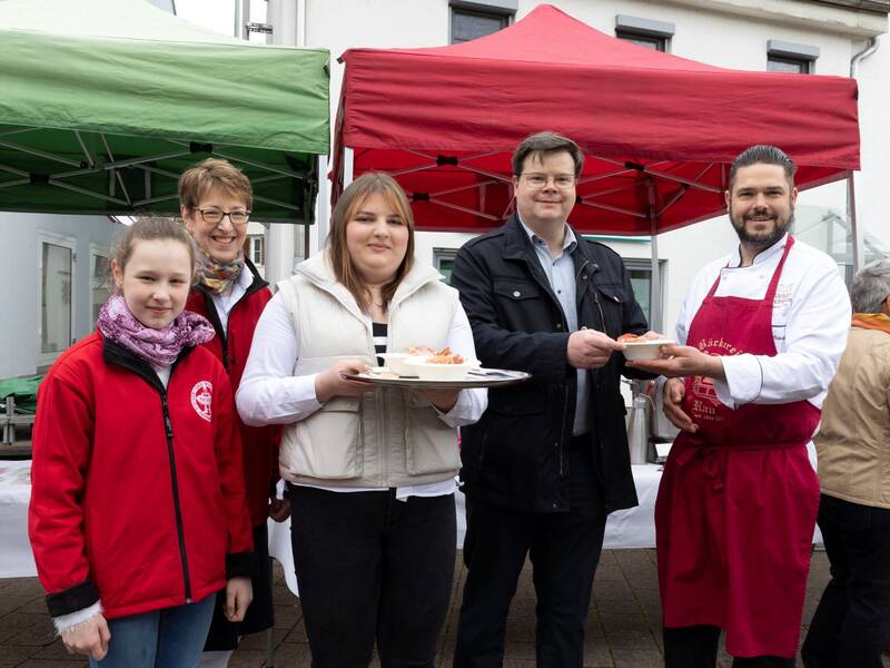 Bürgermeister Eberhard Keller freut sich über Familie Rapp und Markus Eberhardinger, welche den Ebersbacher Wochenmarkt-Spezial bereichern.