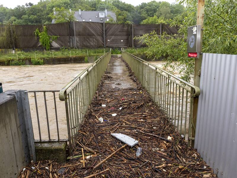 Eine Brücke in Ebersbach an der Fils ist aufgrund des Hochwas mit Treibgut bedeckt