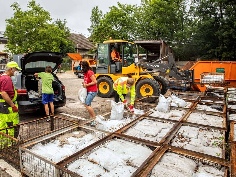 Verladen von Sandsäcken in private PKW beim Ebersbacher Baubetriebshof im Sommer 2021