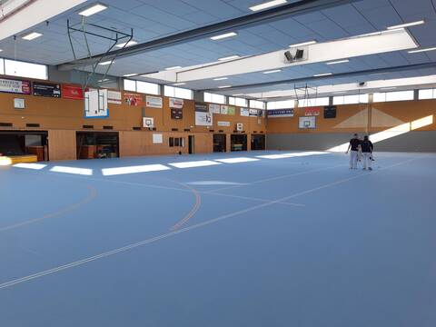 Innenaufnahme der Raichberh-Sporthalle mit blauem Hallenboden
