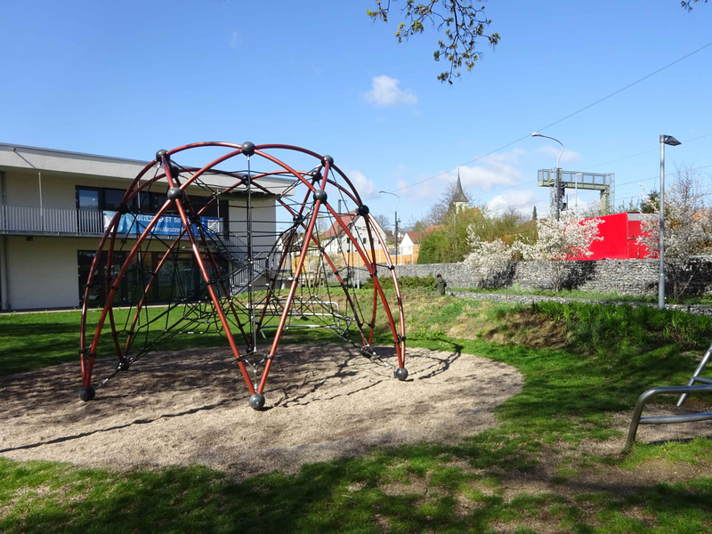 Kletternetz auf dem Spielplatz Burggärten in Ebersbach an der Fils