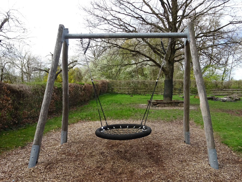 Ebersbach an der Fils - Roßwälden - Nestschaukel auf dem Spielplatz Buschel