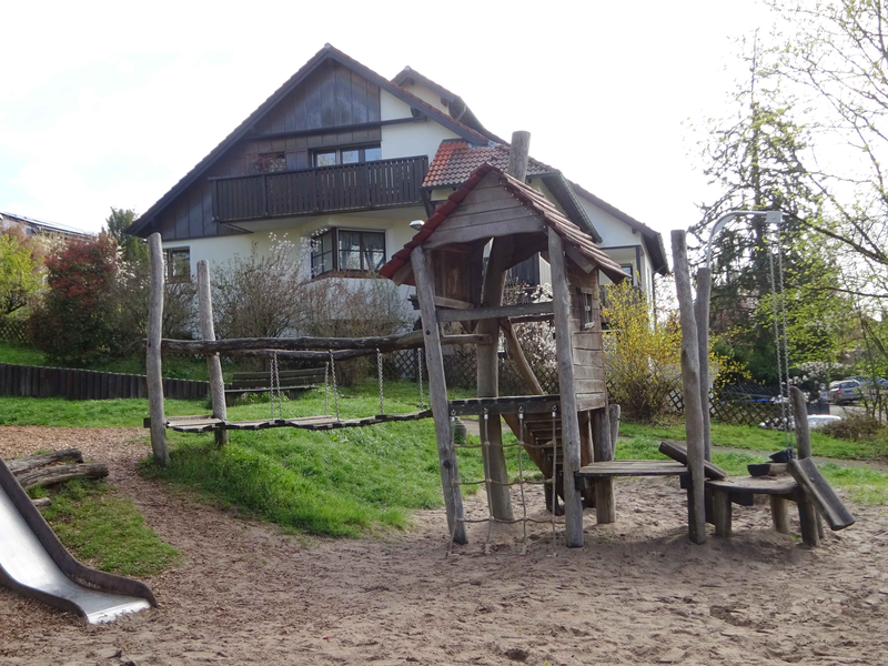 Spielgeräte auf dem Spielplatz Jahnstraße