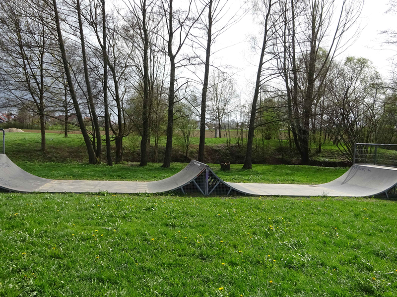 Skateeinrichtung auf dem Spielplatz Rossipark in Roßwälden