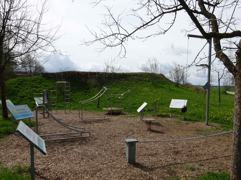 Spielgeräte auf dem Spielplatz Rossipark in Roßwälden