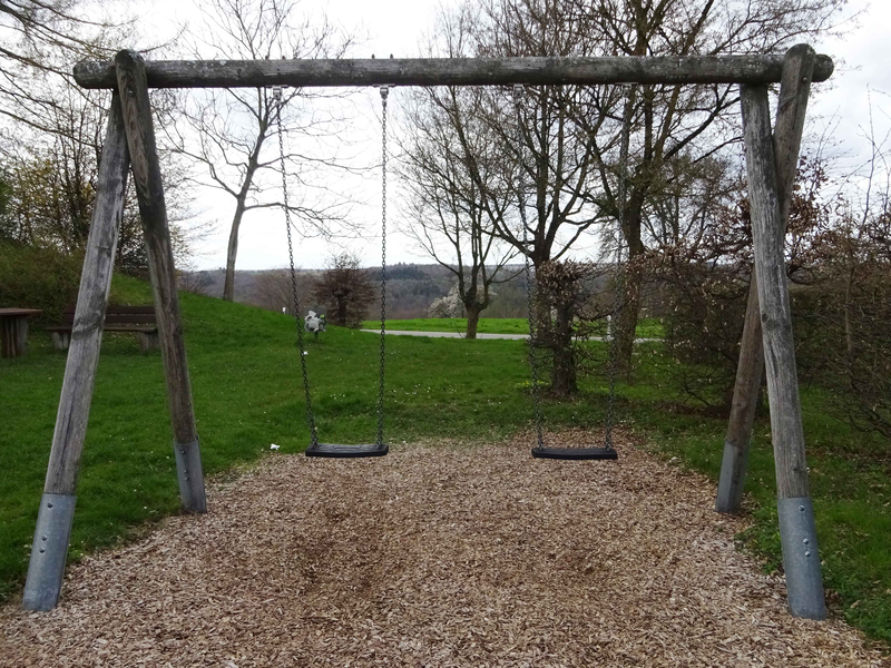 Schaukel auf dem Spielplatz Schorndorfer Straße in Büchenbronn