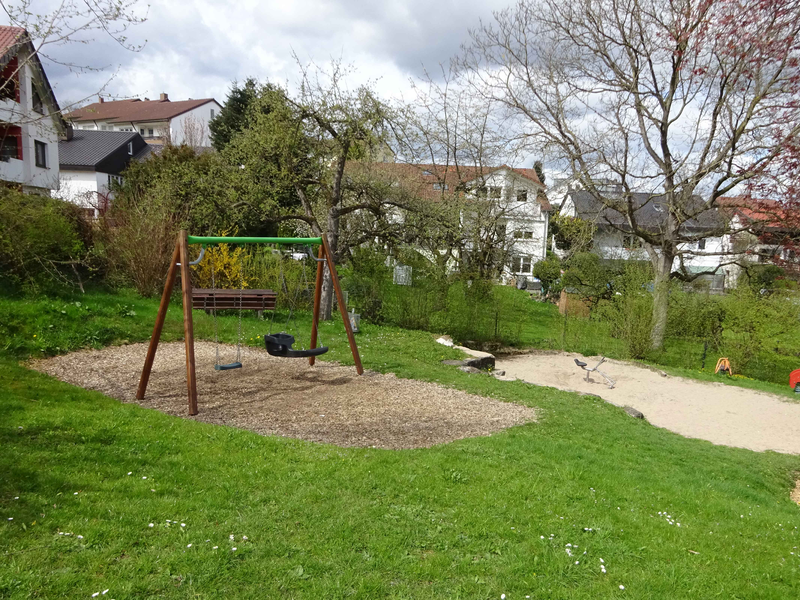 Spielgeräte auf dem Spielplatz Fichtenstraße