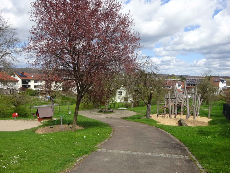 Spielgeräte auf dem Spielplatz Fichtenstraße