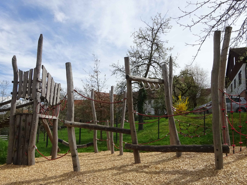 Spielgeräte auf dem Spielplatz Fichtenstraße