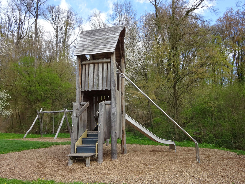 Spielgeräte auf dem Spielplatz am Steinbruch in Roßwälden