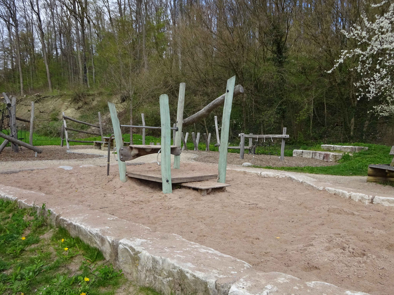 Spielgeräte auf dem Spielplatz am Steinbruch in Roßwälden